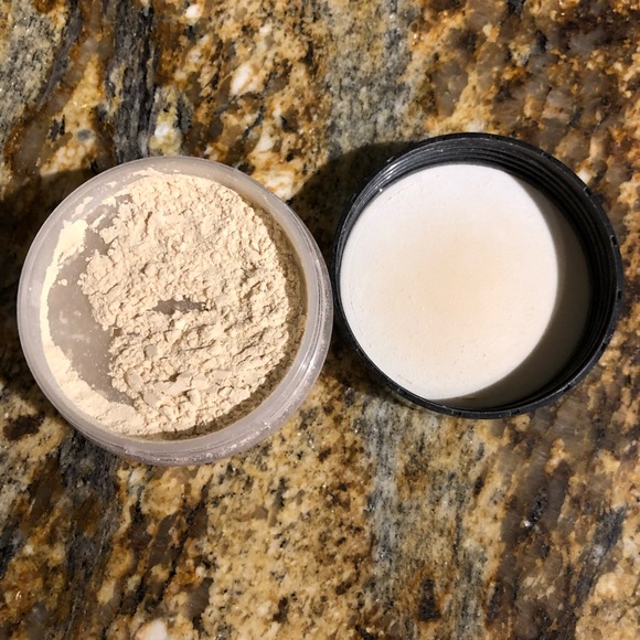 Only used twice Laura Mercier translucent powder - Picture 4 of 4